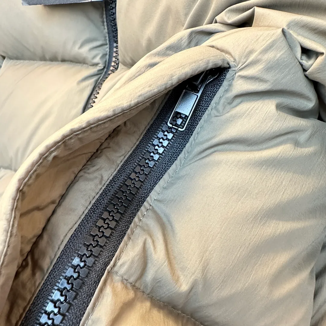 P940 2️⃣0️⃣2️⃣4️⃣The latest Canada goose black label down jacket. The goose black label down jacket is a must-have in the outerwear industry! The latest designer styles! The goose down jacket has always been a popular element of fashion and is loved by experts from all walks of life! Fashionable hooded cut, high-end customer-supplied fine goose down, high resilience, smooth zipper, strong and firm. Pockets on both sides can store small items, free your hands, and you can go out without worries. It can also meet the need of putting your hands in your pockets👏👏Produced by Big Goose, it can be used as a group uniform by many celebrities. This down jacket uses a double-layer anti-down lining design, which has strong windproof performance and will be very warm in winter! New standard 90% goose down filling, high fluffiness, windproof hooded design. When walking outdoors, pull the collar to the highest position, put your hands in the pockets and it will be very warm. It can be easily controlled by all body types! The interior is equipped with an elastic snow skirt design for better wrapping. The simple and neat style design highlights the masculine temperament. The impeccable style is classic and never goes out of style. It is warm and practical, and it is versatile! You can enter with your eyes closed!  Size: XS-XXL Color: black gray